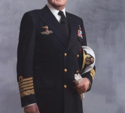 Fotografía Oficial de Su Majestad el Rey con uniforme de la Armada